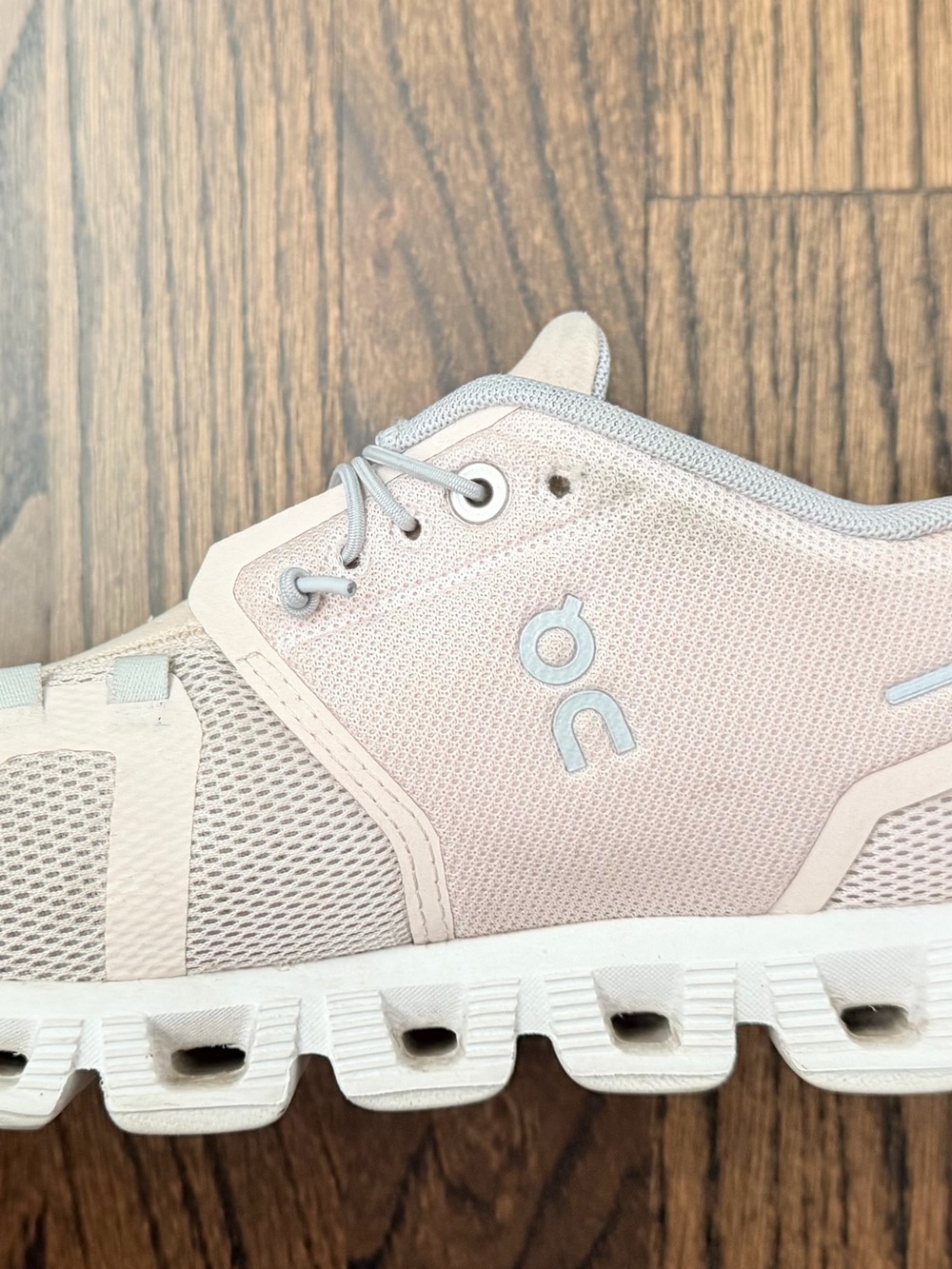 On Running Women's Sneakers in Light Pink and White - size 9 - Picture 2 of 9